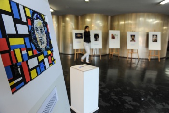 Exposição Mulheres Vítimas de Violência no hall da PMV