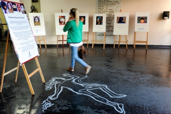Exposição Mulheres Vítimas de Violência no hall da PMV