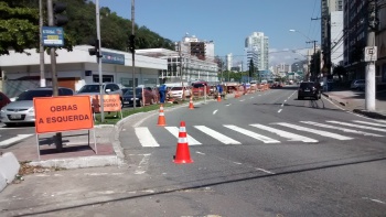 Obra de reforma do canteiro central da Avenida Cezar Hilal