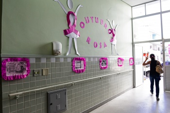 Unidade de Saúde de Maria Ortiz decorada com o tema Outubro Rosa