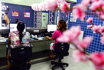 Unidade de Saúde de Maria Ortiz decorada com o tema Outubro Rosa