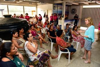 Palestra de saúde sobre a campanha Outubro Rosa no Galpão das Paneleiras