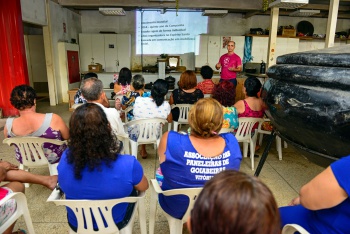 Palestra de saúde sobre a campanha Outubro Rosa no Galpão das Paneleiras