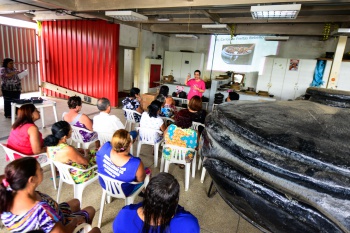 Palestra de saúde sobre a campanha Outubro Rosa no Galpão das Paneleiras