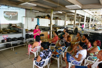 Palestra de saúde sobre a campanha Outubro Rosa no Galpão das Paneleiras