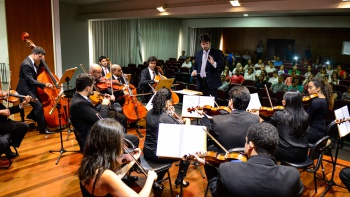 Apresentação da Orquestra Camerata do SESI regida pelo maestro Leonardo Davi