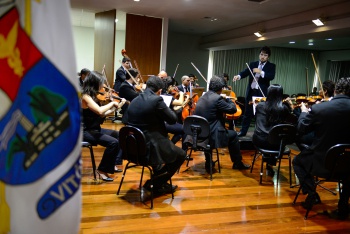 Apresentação da Orquestra Camerata do SESI regida pelo maestro Leonardo Davi