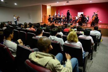 Apresentação da Orquestra Camerata do SESI regida pelo maestro Leonardo Davi