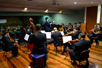 Apresentação da Orquestra Camerata do SESI regida pelo maestro Leonardo Davi
