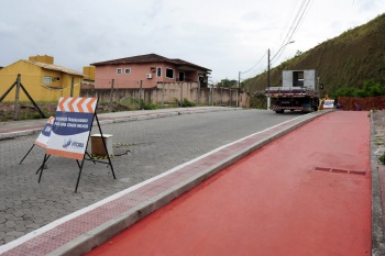 Ciclovia sendo construída em Jardim Camburi