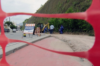 Ciclovia sendo construída em Jardim Camburi