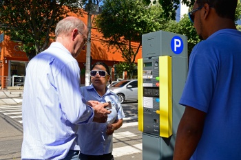 Usuários utilizando Parquímetro da Praia do Canto