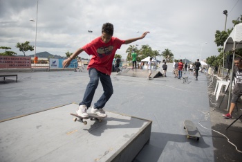 skatistas fazendo manobras na área para skate em Camburi