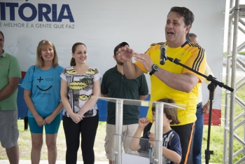 Prefeito discursando, na inauguração da ciclovia que liga Camburi à Praça dos Namorados