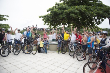 Foto posada da inauguração da ciclovia sobre a Ponte de Camburi, com o prefeito e vários ciclistas