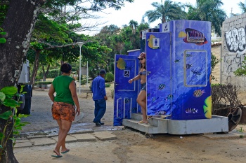 Banheiros químicos na Ilha do Boi