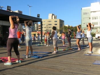Aula de Ginástica no SOE na Praia de Camburi