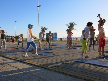 Aula de Ginástica no SOE na Praia de Camburi