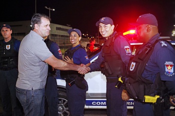 Prefeito Luciano Rezende cumprimentando Agentes da Guarda Civil Municipal