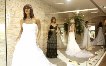 Vestidos de noiva em vitrine de loja
