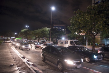 Troca de lâmpadas na avenida Américo Buaiz