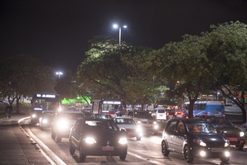 Troca de lâmpadas na avenida Américo Buaiz