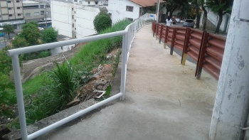 Guarda-corpo instalado na Rua Aguiar Filho, no Cruzamento