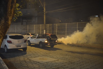 Carro fumacê em atividade nas ruas de Vitória