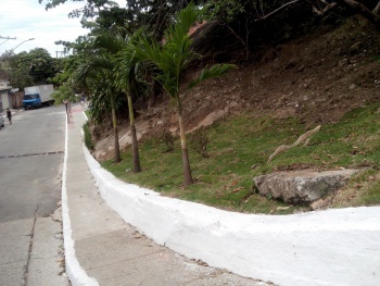 Calçada recuperada e grama plantada onde era ponto viciado de lixo