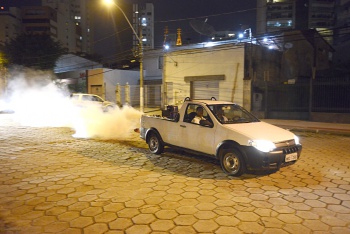 Carro Fumacê em ação nas ruas de Vitória
