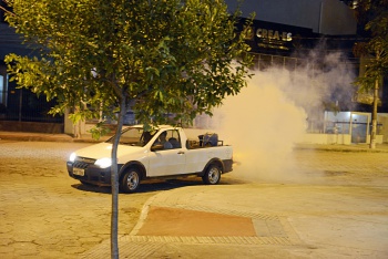 Carro Fumacê em ação nas ruas de Vitória