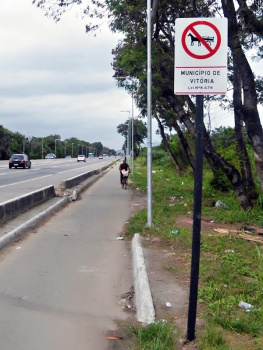 Placa informativa de proibição de circulação de carroças em Vitória