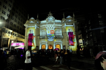 Carlos gomes iluminado com projeção 3d, em destaque o brasão da PMV e pessoas na rua