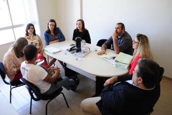 Secretário de Ação Social recebe morador de rua que foi aprovado no IFES