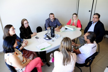 Secretário de Ação Social recebe morador de rua que foi aprovado no IFES