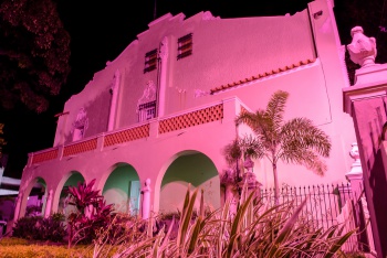 Casarão Cerqueira Lima com iluminação referente ao Outubro Rosa