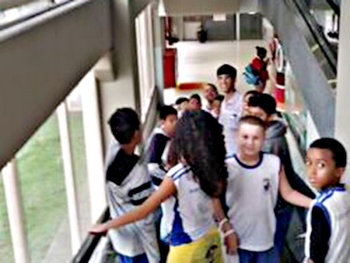 Visita de alunos da rede municipal de ensino a um supermercado