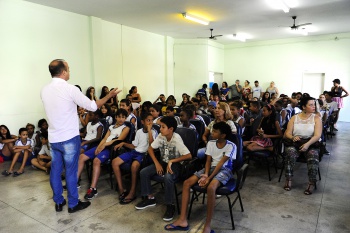 Crianças no Auditório do Colégio Octacílio Lomba