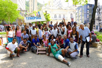 Equipe reunida na praça Costa Pereira