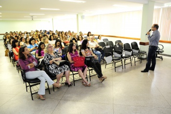 Audiotório etsu lotado com o Palestrante Nilton do Conselho Federal de Farmácia