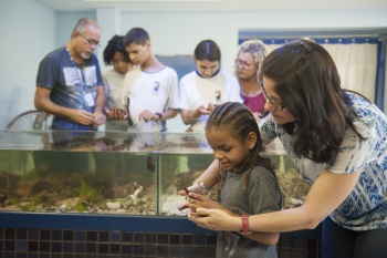 Visita cegos a escola de Biologia, onde os mesmos poderão tatear todas as situações e com a ajuda da nova tecnologia QR Code