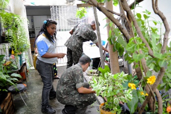Exército realizando abordagem em residência junto com agente