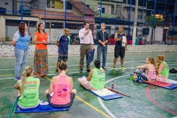 Entrega de material esportivo - Aeróbica Noturna em São Pedro