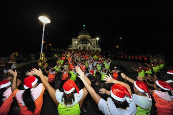 Cantata de Natal Aeróbica noturno na Escadaria da Basílica de Santo Antônio