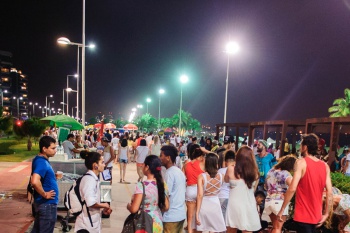 Réveillon 2016 na Praia de Camburi - Pessoas caminhando no calçadão