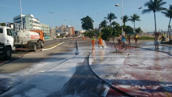 garis lavando a ciclovia e o calçadão de Camburi no primeiro dia de 2016