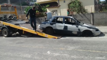 Carro abandonado é recolhido em Consolação