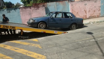 Carro abandonado é recolhido em Consolação