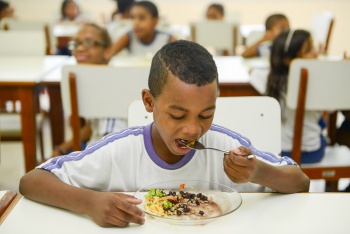 ALIMENTAÇÃO ESCOLAR: ALUNOS SE ALIMENTANDO