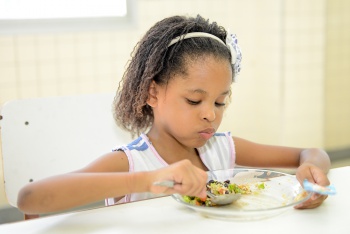 ALIMENTAÇÃO ESCOLAR: ALUNOS SE ALIMENTANDO